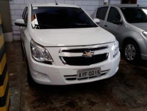 Um Chevrolet Cobalt, branco, ano e modelo 2013, pode ser arrematado a partir de R$ 9,7 mil.