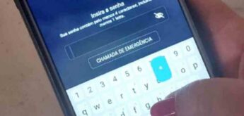 A família quer acessar o telefone para poder contatar amigos distantes do pai, que ainda não sabem do falecimento.
