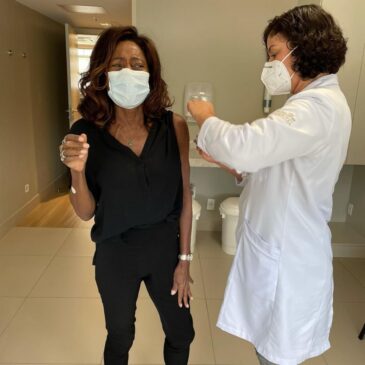 Gloria Maria recebe segunda dose de vacina contra Covid