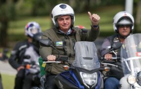Bolsonaro durante participação de motociata