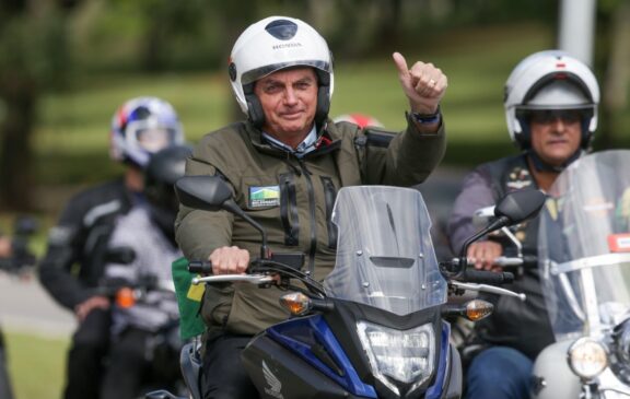 Bolsonaro durante participação de motociata