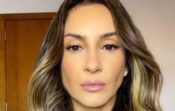 Cantora Claudia Leitte postou vídeo pedindo desculpa para os fãs