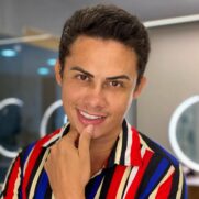 O ator Silvero Pereira exibiu boa forma em post