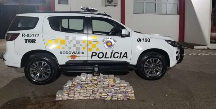 Mulher de 27 anos foi presa em flagrante com 125 tijolos de maconha dentro de um táxi, na rodovia Castello Branco