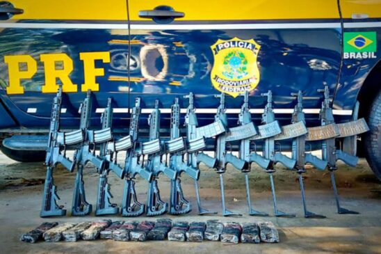 A PRF apreendeu na manhã de quarta-feira (26) 12 fuzis durante uma fiscalização na rodovia Régis Bittencourt