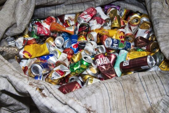 A Ambev, dona de mais da metade do mercado brasileiro de cervejas, declarou ter investido R$ 5 milhões em logística reversa no último Carnaval, retirando 175 toneladas de materiais recicláveis dos festejos