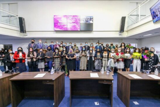 26 mulheres receberam a Medalha Laurita Ortega Mari, na noite desta quinta-feira, 27, entregue pelos vereadores da Câmara Municipal de Taboão da Serra