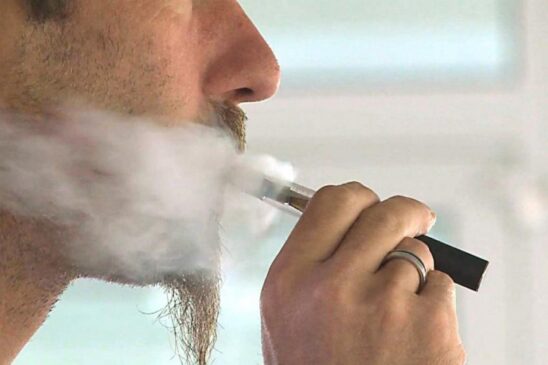 Cigarros eletrônicos têm variedade de aromas e sabores, fator que promove e sustenta a dependência em nicotina