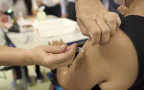 J&aacute; em Diadema, cerca de 3.200 pessoas aptas a tomarem a segunda dose n&atilde;o voltaram para completar o esquema vacinal