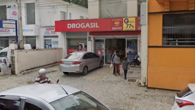 Farmácia de Santos foi alvo de assaltantes no começo da noite de domingo