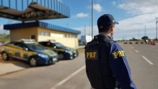 Fiscalização da PRF em ônibus captura dois procurados pela Justiça em Itapecerica da Serra