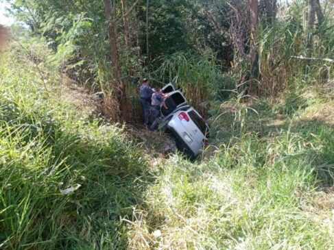 Quatro suspeitos s&atilde;o presos ap&oacute;s carro capotar durante fuga com a pol&iacute;cia em Sorocaba