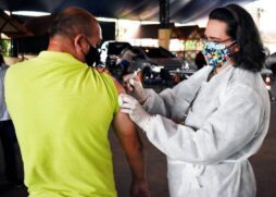 O munic&iacute;pio de Ribeir&atilde;o Pires, no ABC Paulista, avan&ccedil;ou na imuniza&ccedil;&atilde;o contra o coronav&iacute;rus e vai vacinar at&eacute; sexta-feira (9) pessoas com 34 anos