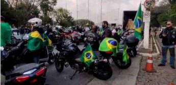 Fãs do presidente se aglomeraram sem máscara em SP.