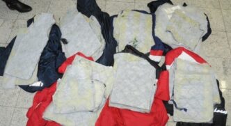 Policiais encontraram pequenos pacotes contendo cocaína no forro de sete casacos no Aeroporto de Guarulhos, na Grande SP