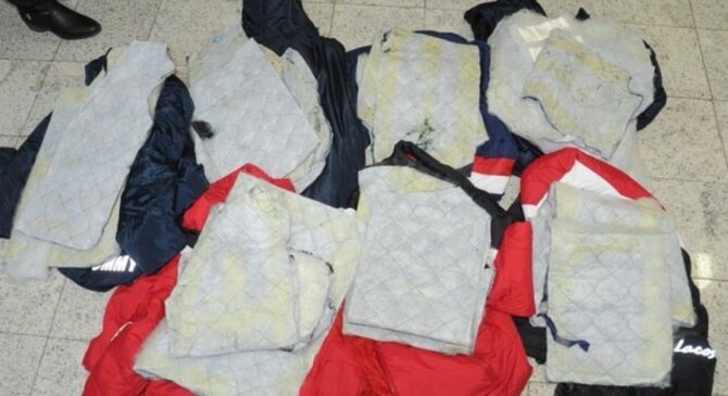 Policiais encontraram pequenos pacotes contendo cocaína no forro de sete casacos no Aeroporto de Guarulhos, na Grande SP