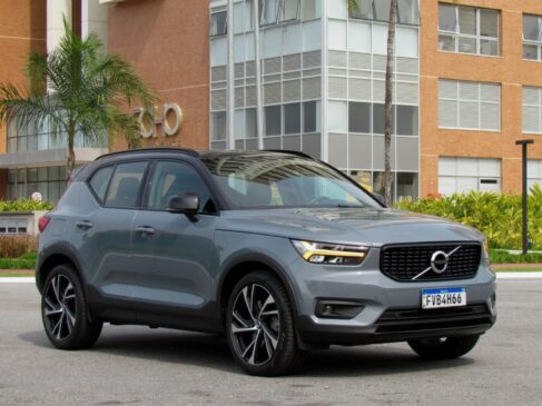 O XC40 Plug-In Hybrid, desembarcou há um ano na sofisticada versão R-Design, que custa R$ 291.950