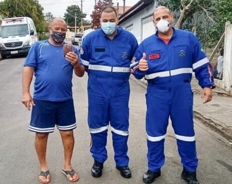 Os socorristas Fernando Patrick Jesus da Silva e Roberto Carlos Gomes entregaram a carteira de Milton César da Silva