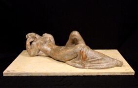 A peça feita em terracota, na década de 1920, possui 54 centímetros de comprimento, 14 de largura e 18 de altura
