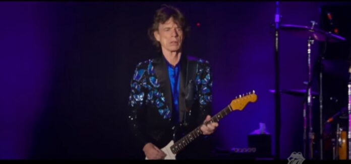 Entre as peças em disputa estarão duas jaquetas criadas para o cantor Mick Jagger, que foi namorado da estilista norte-americana