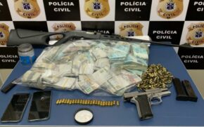 Armas, munições e uma quantia vultuosa em cédulas, totalizando R$ 650 mil, foram localizados em imóvel do irmão do prefeito Ney Santos