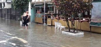 Ressaca do mar em Santos invadiu bairros.