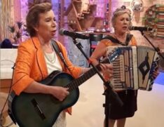 A dupla As Galvão, Marilene Galvão (violão) Mary Galvão (sanfona)