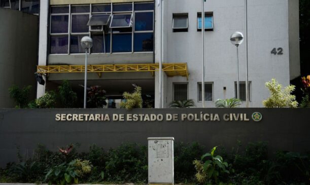 No inquérito policial, os investigadores identificaram que o grupo utilizou um cartão de crédito corporativo desviado de uma empresa para fazer 25 compras em uma loja atacadista