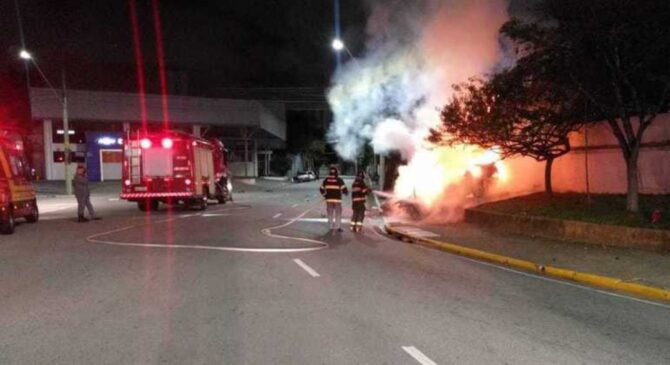 Motorista de 28 anos colidiu contra um poste na avenida Guido Aliberti, em São Caetano do Sul