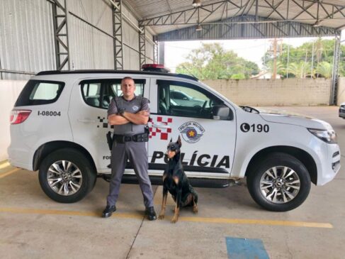 O cabo Cleber Ramin da Polícia Militar com um de seus cães