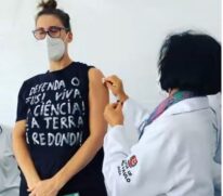 A chef de cozinha Paola Carosella &eacute; vacinada contra a Covid-19