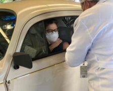 Sandra Annenberg recebe a primeira dose da vacina contra a Covid-19