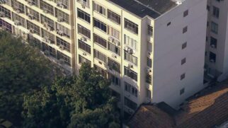 Prédio de onde menina de 12 anos caiu, no quarto andar