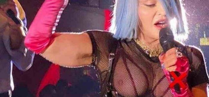 Madonna aparece com seios à mostra em apresentação.