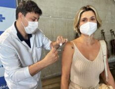 Atriz Flávia Alessandra recebe primeira dose da vacina contra Covid-19