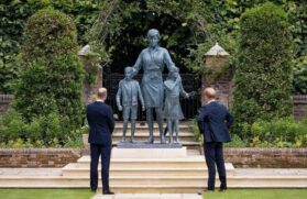 Príncipes William e Harry em inauguração da estátua de Lady Di