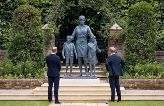 Príncipes William e Harry em inauguração da estátua de Lady Di