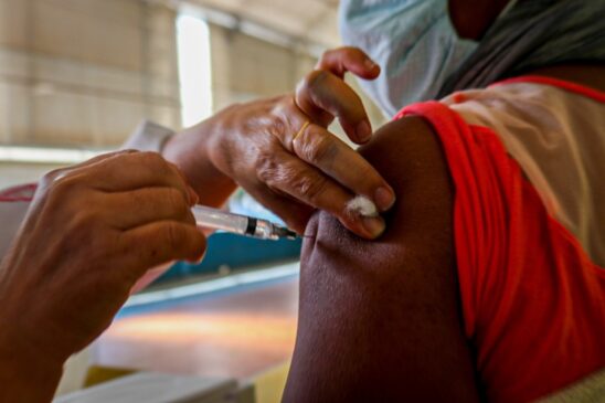 Os moradores de Taboão da Serra com 18 anos ou mais que receberam a 3ª dose contra a Covid-19 há quatro meses poderão receber a 4ª dose a partir de segunda-feira, 19/09