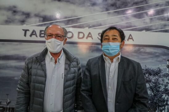 Em Tabo&atilde;o, Geraldo Alckmin participou de uma reuni&atilde;o com o prefeito Apr&iacute;gio (Podemos)