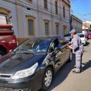 Profissionais realizaram a distribuição de folders e deram orientações sobre prevenção de incêndios