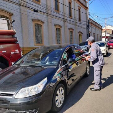 Profissionais realizaram a distribuição de folders e deram orientações sobre prevenção de incêndios