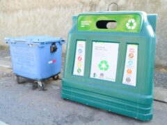 Os contêineres para resíduos orgânicos são de cor azul; os equipamentos para lixo reciclável têm a cor verde e são maiores