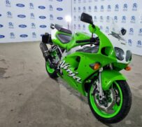 Uma moto Kawasaki ZX 750, ano 1997, tem alnce inicial de R$ 16 mil