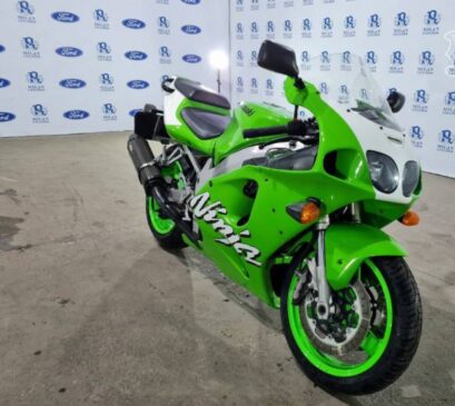 Uma moto Kawasaki ZX 750, ano 1997, tem alnce inicial de R$ 16 mil