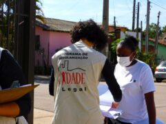 Profissionais do programa de regularização fundiária do governo estadual, chamado Cidade Legal; visita foi ao bairro Sete Fogões