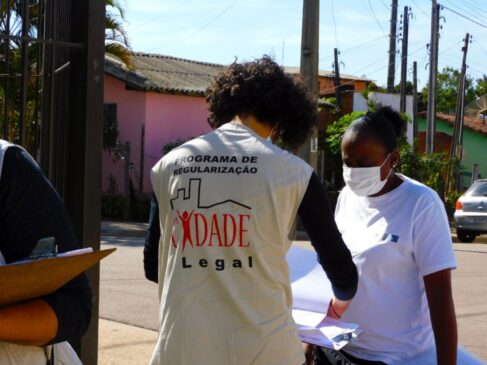 Profissionais do programa de regularização fundiária do governo estadual, chamado Cidade Legal; visita foi ao bairro Sete Fogões