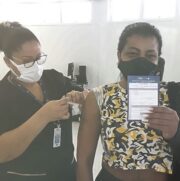 Tati Quebra Barraco é vacinada contra a Covid-19
