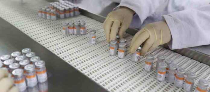 Na CoronaVac, por exemplo, a taxa de efetividade para pessoas com esquema vacinal completo é de 79,6% para pessoas com 60 a 79 anos.
