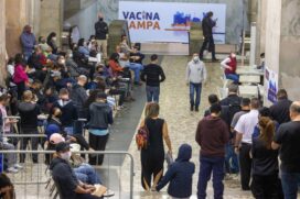 Fila de vacina&ccedil;&atilde;o de pessoas em ponto de vacina&ccedil;&atilde;o em SP