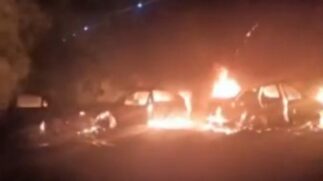 Carros queimados durante assalto em Jarinu, no interior de São Paulo